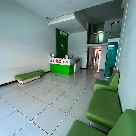 Green Apple Boutique Hotel Кота-Кинабалу Экстерьер фото